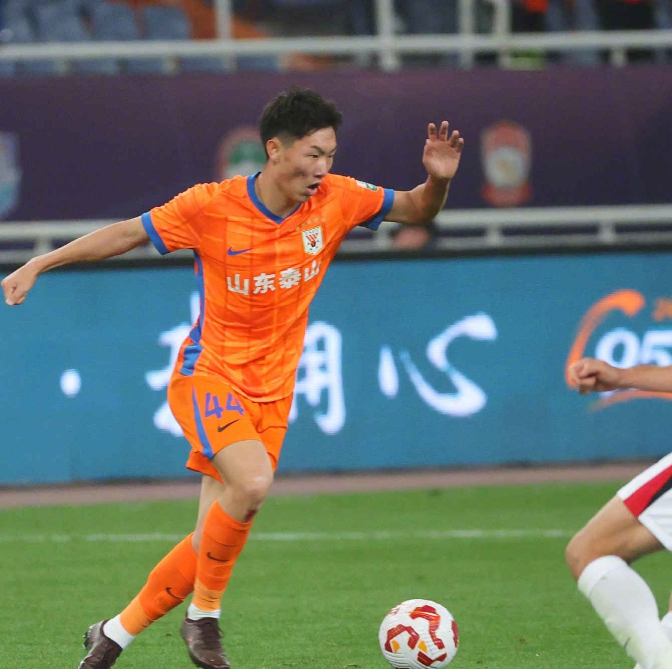 爱游戏在线登录山东泰山训练开放日，冲刺阶段止住颓势引欢呼，亚冠在即，医务组通报恢复的简单介绍